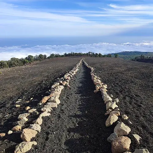 cesta tvořená z kamenů mířící k horizontu