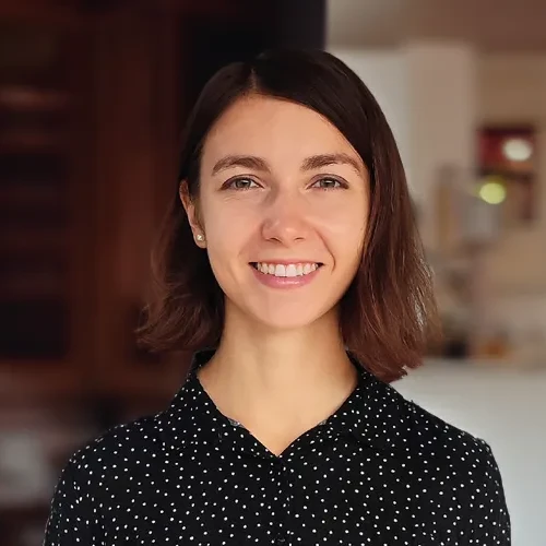 mlada usmivajici se zena se diva do objektivu