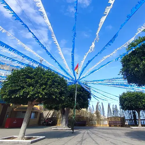 Fáborky nad stromy a modré nebe