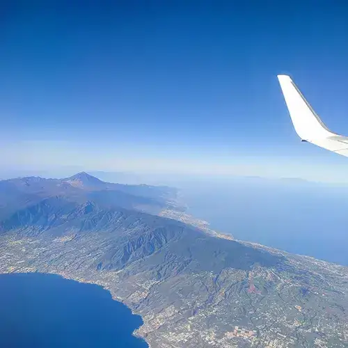 Tenerife z vysky a kridlo letadla